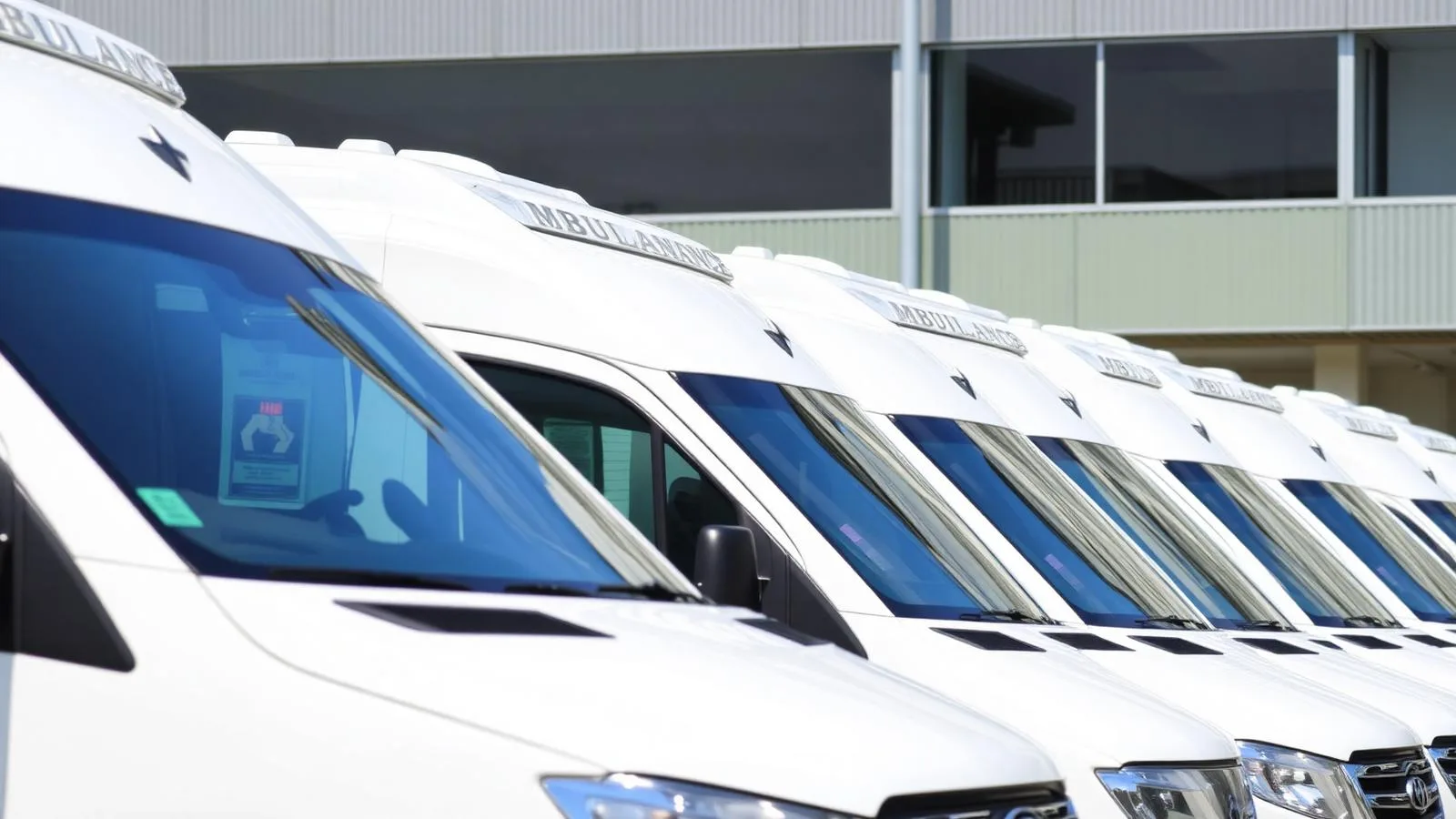 Kiralık ambulans filosu - sıra halinde park etmiş beyaz kiralık ambulans araçları